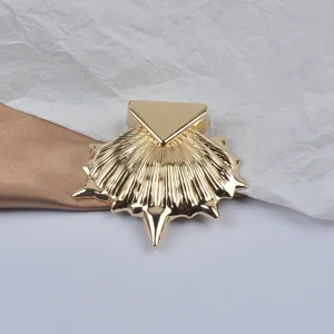 Broche géométrique élégante en forme de coquillage doré pour manteaux et vestes