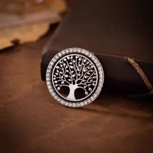 Gros plan d'une broche arbre de vie en argent vintage avec des strass étincelants