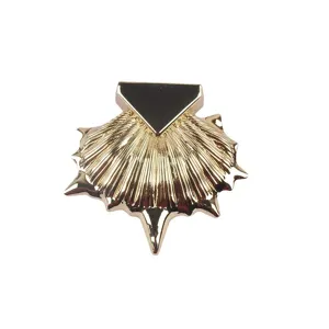Broche de mode dorée en forme de coquille avec triangle noir pour décoration de manteau