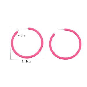 Detailansicht der großen pinkfarbenen Creolen mit 6,4 cm Durchmesser und 0,5 cm Breite