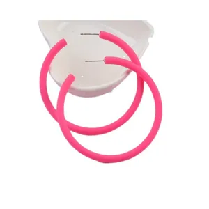 Großaufnahme matter neonpinker großer Kreolen im markanten Retro-Design-Stil