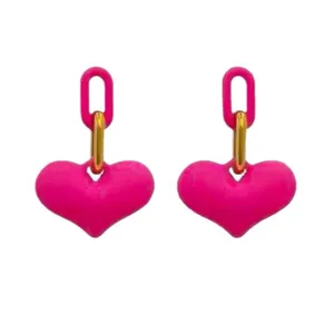 Stylische, leuchtend pinke Herzohrringe mit goldenen Gliedern auf weißem Hintergrund