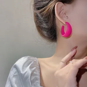 Auffällige rosa Creolen im Candy-Look für Damen, schlichter und moderner Modeschmuck