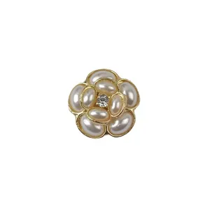 Detailopname van camelia magnetische broche met elegante parels en kristal in het midden