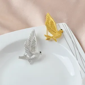 Matte Alloy Peace Dove Brooch Rhinestone Eye Cute Bird Flying Pigeon Lapel Pin Matte Gold Silver Animal Badge Jewelry For Men Women