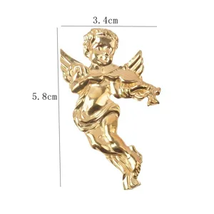 Vista detallada de las dimensiones de un broche de ángel dorado con diseño de violín