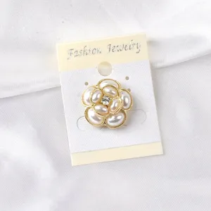 Gedetailleerde macro-opname van een elegante gouden camelia magnetische broche.