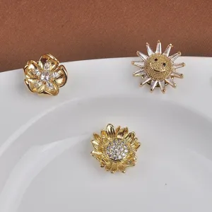 Detail van magnetische bloem- en zonnebroches met fonkelende kristallen accenten