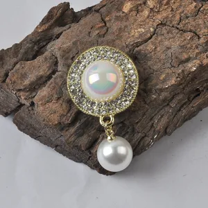Detailopname van een elegante magnetische broche met iriserende steen en een parel