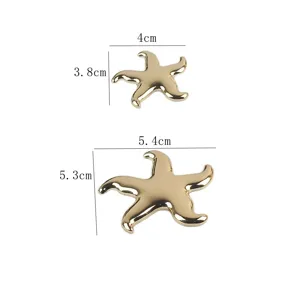 Vue détaillée de deux différentes tailles de broches étoile de mer avec mesures