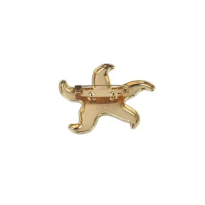 Vue arrière détaillée d'une broche étoile de mer dorée avec fermoir de sécurité