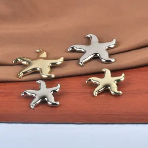 Élégantes broches étoile de mer dorées et argentées polies sur soie et bois précieux