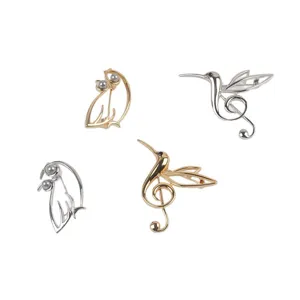 Set aus goldenen und silbernen hohlen Kolibri- und Eulenbroschen mit Perlen