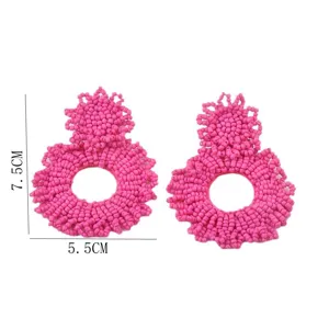 Detailansicht pinker Perlenohrringe mit Maßen von 7,5 cm Höhe und 5,5 cm Breite