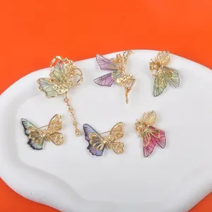 Detailansicht eleganter Schmetterlingsbroschen-Set in verschiedenen Farben auf weißem Tablett