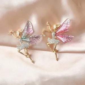 Detailansicht eleganter Feen-Broschen mit funkelnden Kristallen und Flügeln.