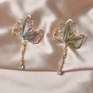 Detailansicht eleganter Schmetterlingsbroschen mit funkelnden Strasssteinen und Flügeln.