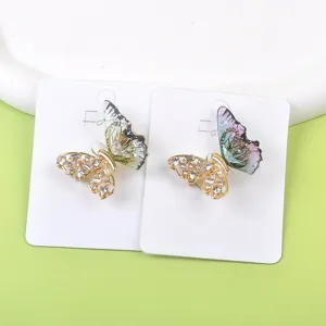 Detailansicht eleganter Schmetterlingsbroschen mit Strass und bunten Flügeln.