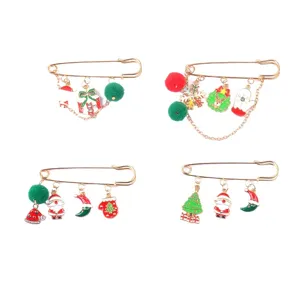 Detailaufnahme von vier festlichen Weihnachts-Sicherheitsnadel-Broschen mit Anhängern.