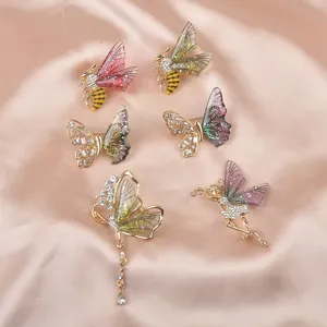 Detailansicht eleganter Schmetterlings- und Bienenbroschen mit funkelnden Kristallen.