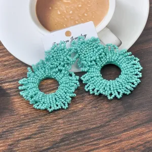 Handgefertigte türkise Perlenohrringe im Boho-Stil mit Fransen-Detail