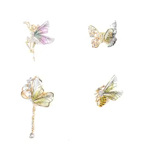 Elegantes Set aus vier Insekten- und Feen-Broschen mit glänzenden Kristallen und Flügeln