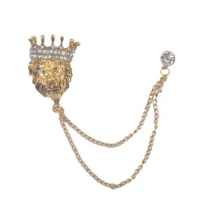 Vintage goldene Löwenkopf-Brosche mit Krone und hängenden Doppelketten für Herrenmäntel