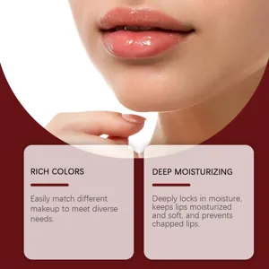 Dettaglio di trucco labbra lucido con colori ricchi e profonda idratazione quotidiana.