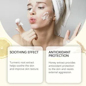 Detail de soin du visage avec mousse apaisante a l'extrait de curcuma et de miel.