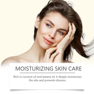 Gros plan de nettoyage du visage montrant une texture de peau lisse, hydratation et soin naturel.