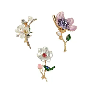 Set van drie elegante broches met kristallen en schelpen bloemen en vogel details