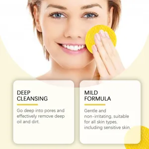 Primer plano del disco limpiador facial en uso, textura suave para limpiar poros.