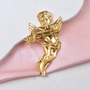 Detalle posterior de un broche de ángel en acero inoxidable dorado que muestra el cierre