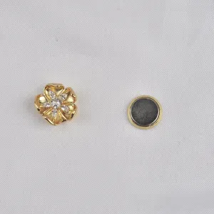 Gedetailleerd overzicht van een gouden bloem magnetische broche met sterke magneetrug.