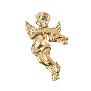 Detalle del broche de ángel de acero inoxidable dorado tocando el violín tallado