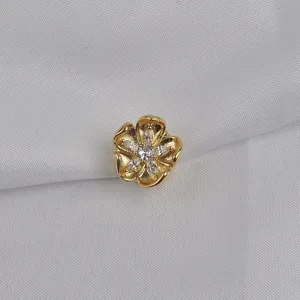 Detailopname van elegante gouden bloem magnetische broche met fonkelende kristallen