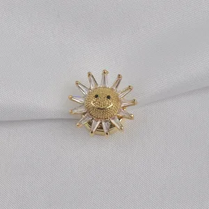Detailopname van gouden zonnevormige magnetische broche met kristallen voor kleding