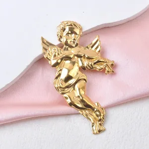 Primer plano de un broche de ángel querubín en acero inoxidable dorado con violín.