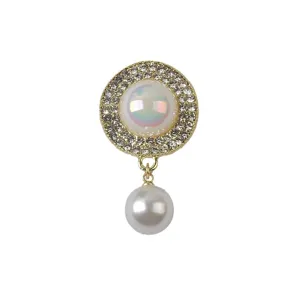 Elegante goudkleurige magnetische broche met iriserend midden, strass en parelhanger.