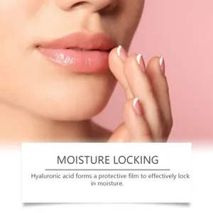 Primer plano de labios hidratados con textura suave y un efecto de cuidado nutritivo.