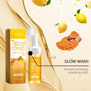 Gros plan détaillé du nettoyant facial au curcuma avec brosse mousse ergonomique.