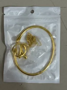 Prachtige vergulde druppel sieradenset detail, met stijlvolle choker, ketting en ringen.