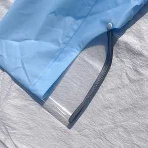Chubasquero azul claro para niños con borde transparente poncho impermeable para uso escolar diario