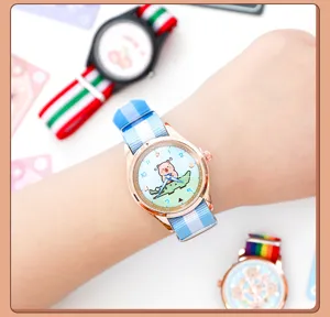 Süße Cartoon Kapibara Quarzuhr mit blauem karierten Nylonarmband für Kinder und Studenten.