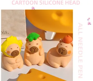 Close-up van schattige cartoon capybara siliconen gummen met grappige hoofddeksels en rekwisieten.