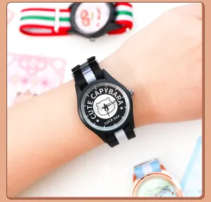 Süße Capybara Schüler Armbanduhr mit schwarzem Nylonarmband und klarem Zifferblatt.