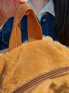 Καφέ λούτρινο σακίδιο καπιμπάρα με ανθεκτική λαβή και απαλό φερμουάρ για σχολε.