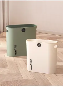 Detalle de papelera estrecha que muestra la forma compacta ideal para espacios pequeños.