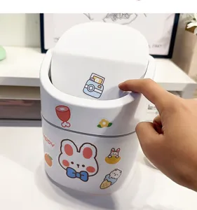 Mini papelera de escritorio con pegatinas lindas, pequeño cubo de basura con tapa.