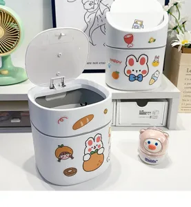 Mini papelera de escritorio bonita con adorables pegatinas de dibujos animados para el dormitorio.